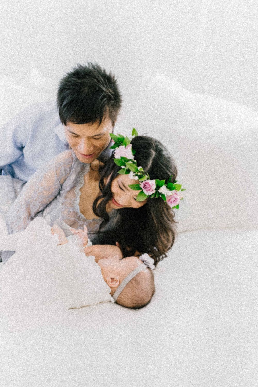 Romantic couple in soft lighting with flower crown sharing intimate moments on white bedding. Estúdio de fotografia em Alenquer, Lisboa e Po