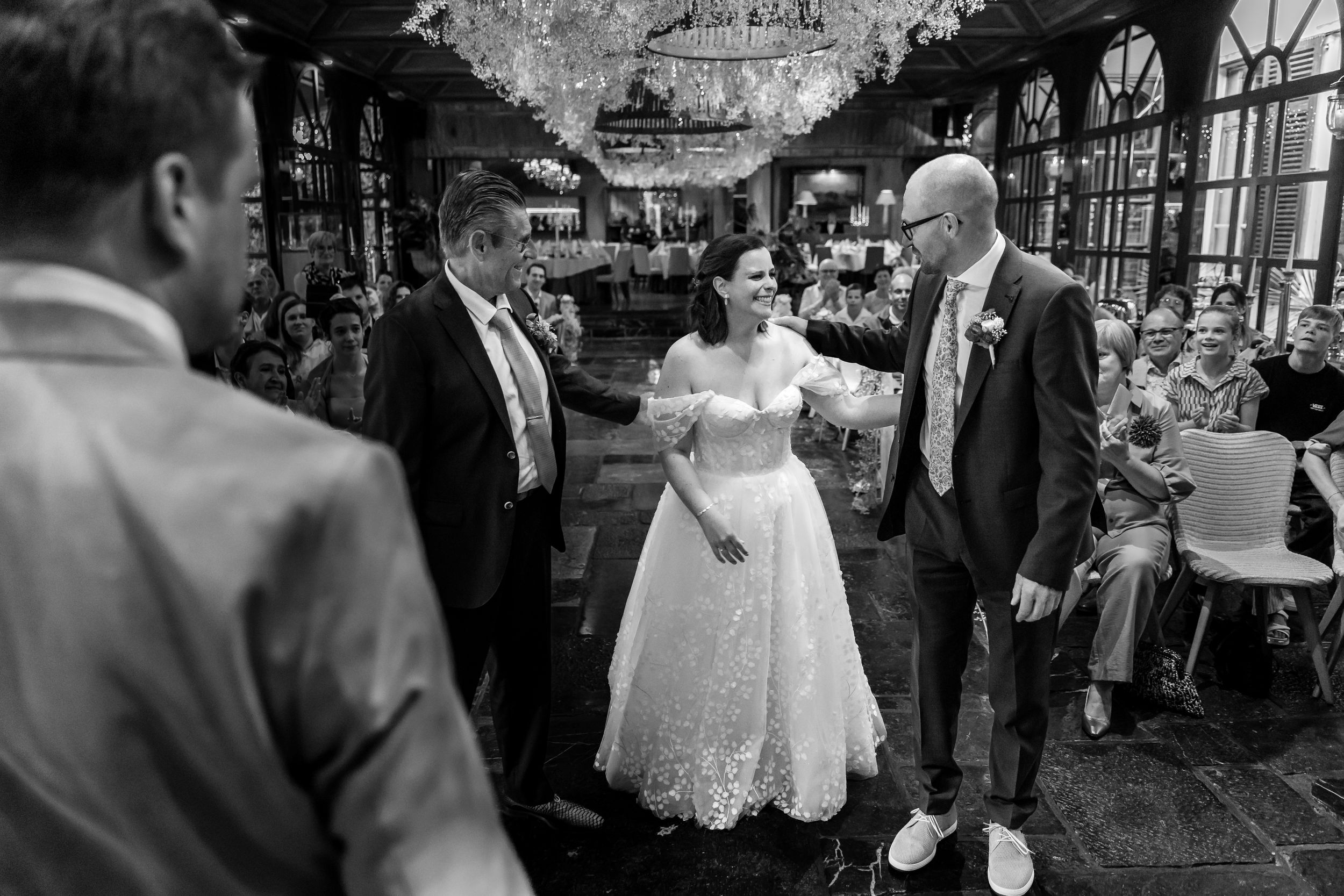 Detailfoto van vader die zacht met zijn vinger contact maakt met bruid Jana tijdens de trouwceremonie in Hof ten Damme.