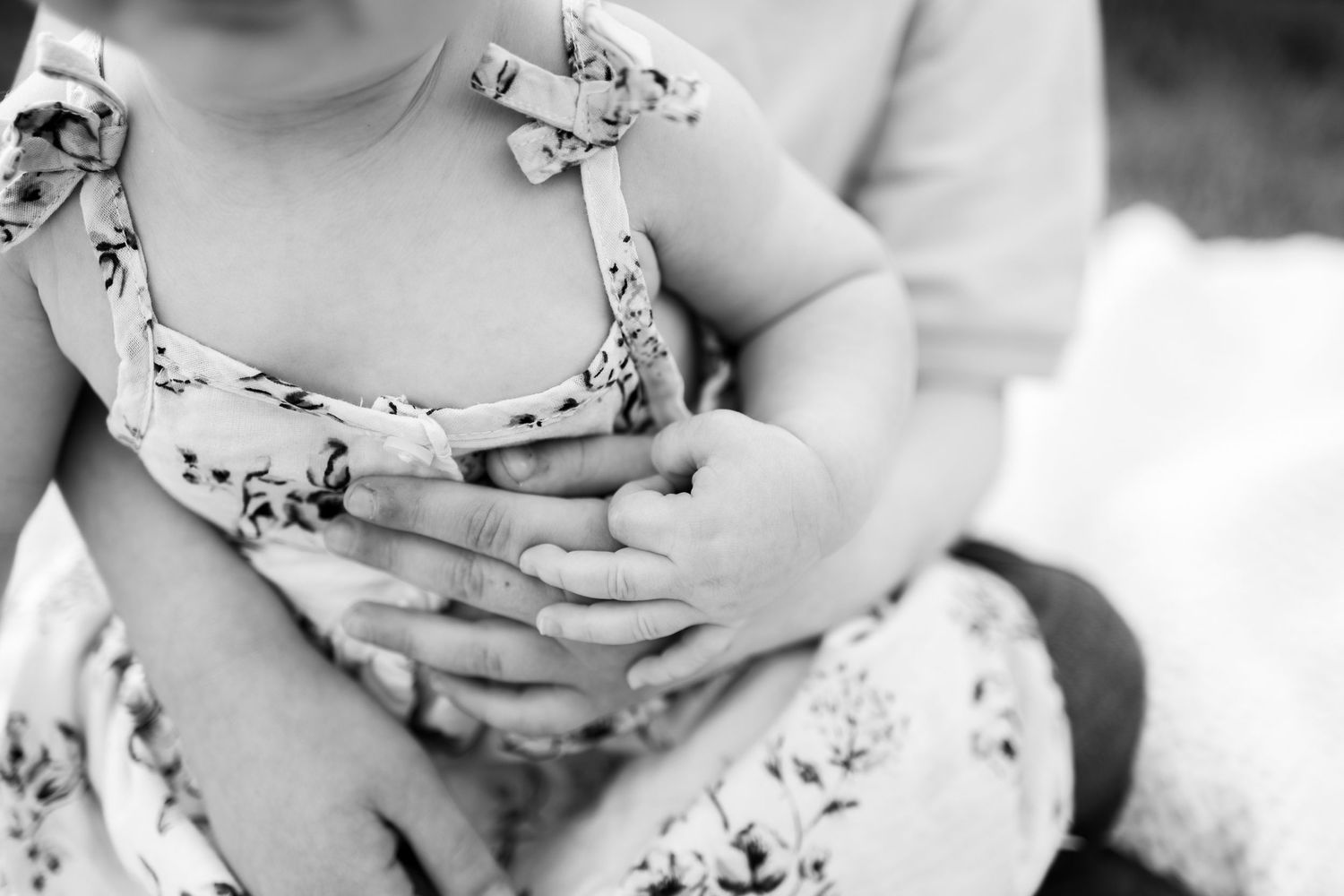 Central Illinois family photographer captures siblings holding hands during a photo session in Springfield, IL