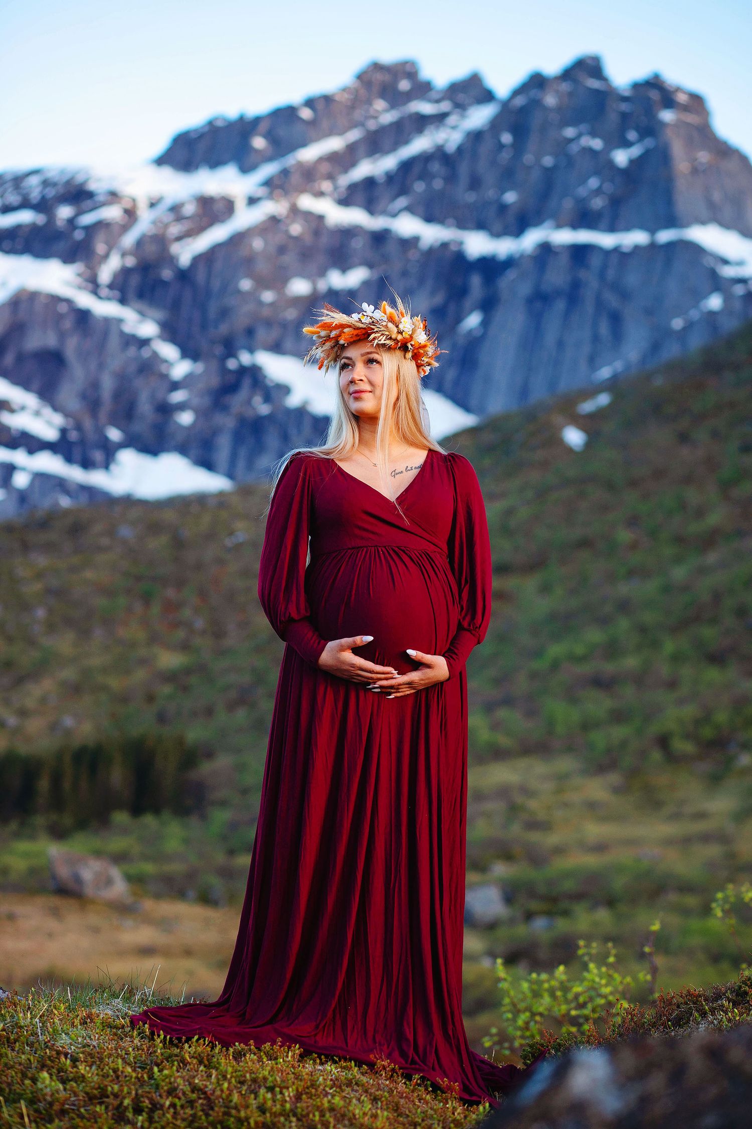 Naturlig utomhusfotografering för mammor. Gravidfotograf Lofoten. Gravidfotograf Härnösand. Gravidfotograf Jämtland. Gravidfotograf