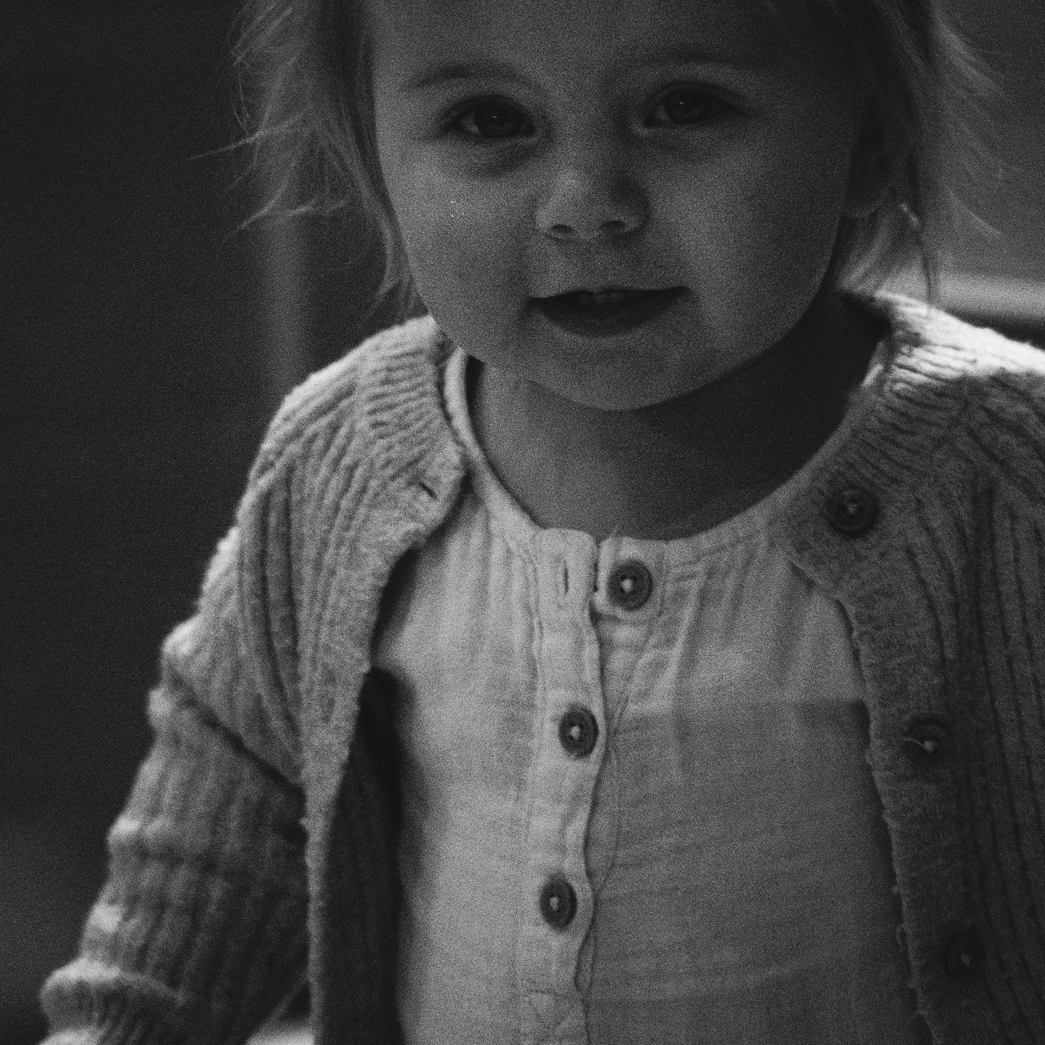 Svartvitt barnporträtt av Fotograf Jessica Lindqvist.