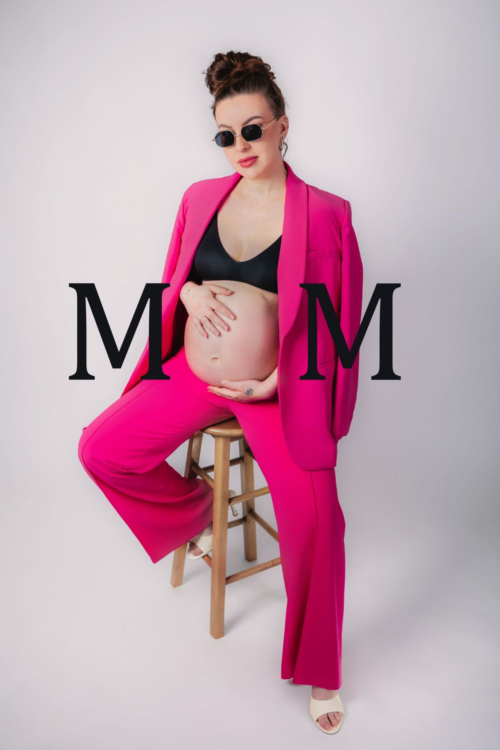 Moderný a štýlový tehotenský portrét v dizajnovom outfite. Ateliérový fotograf, Rajecké Teplice a Žilina.