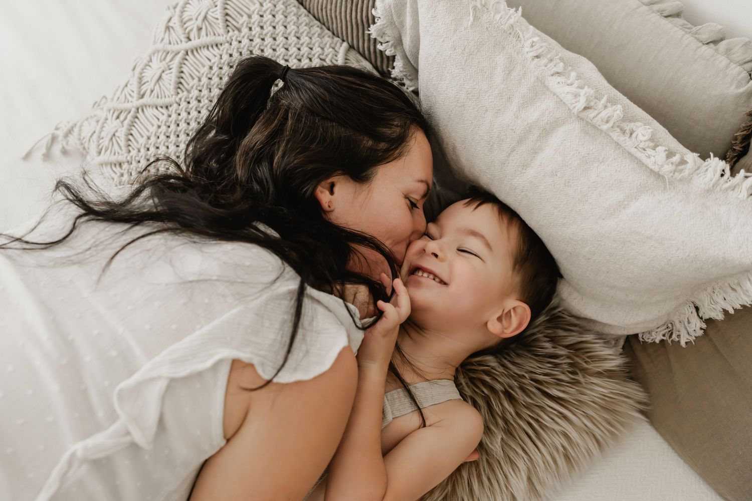Kuschelfoto von Mama und Sohn beim Muttertagsfotoshooting Wien Stockerau Korneuburg im Fotostudio