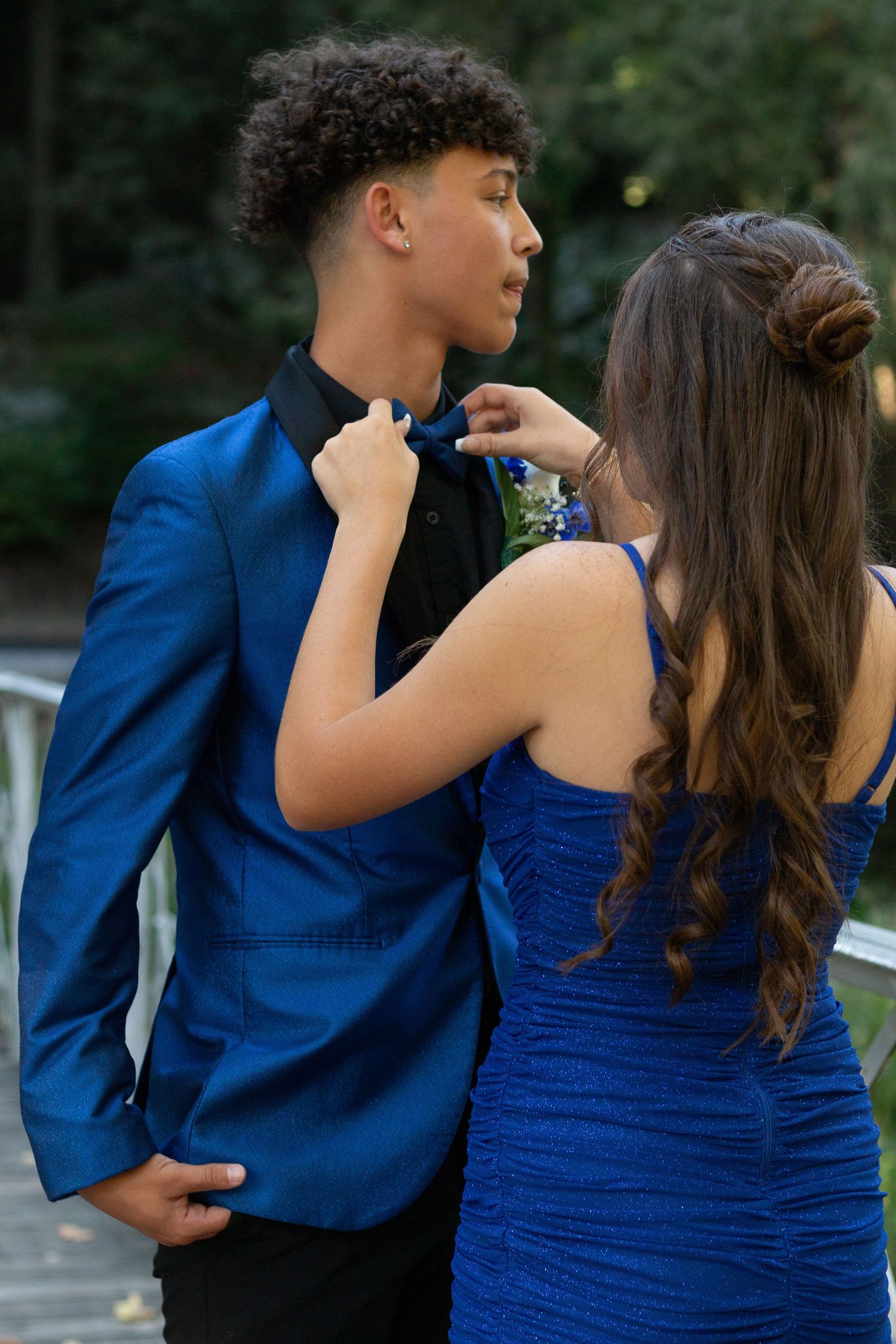 A couple in coordinating royal blue formal attire share an intimate moment together in a series of outdoor photos.Summer photo sessions Ohio