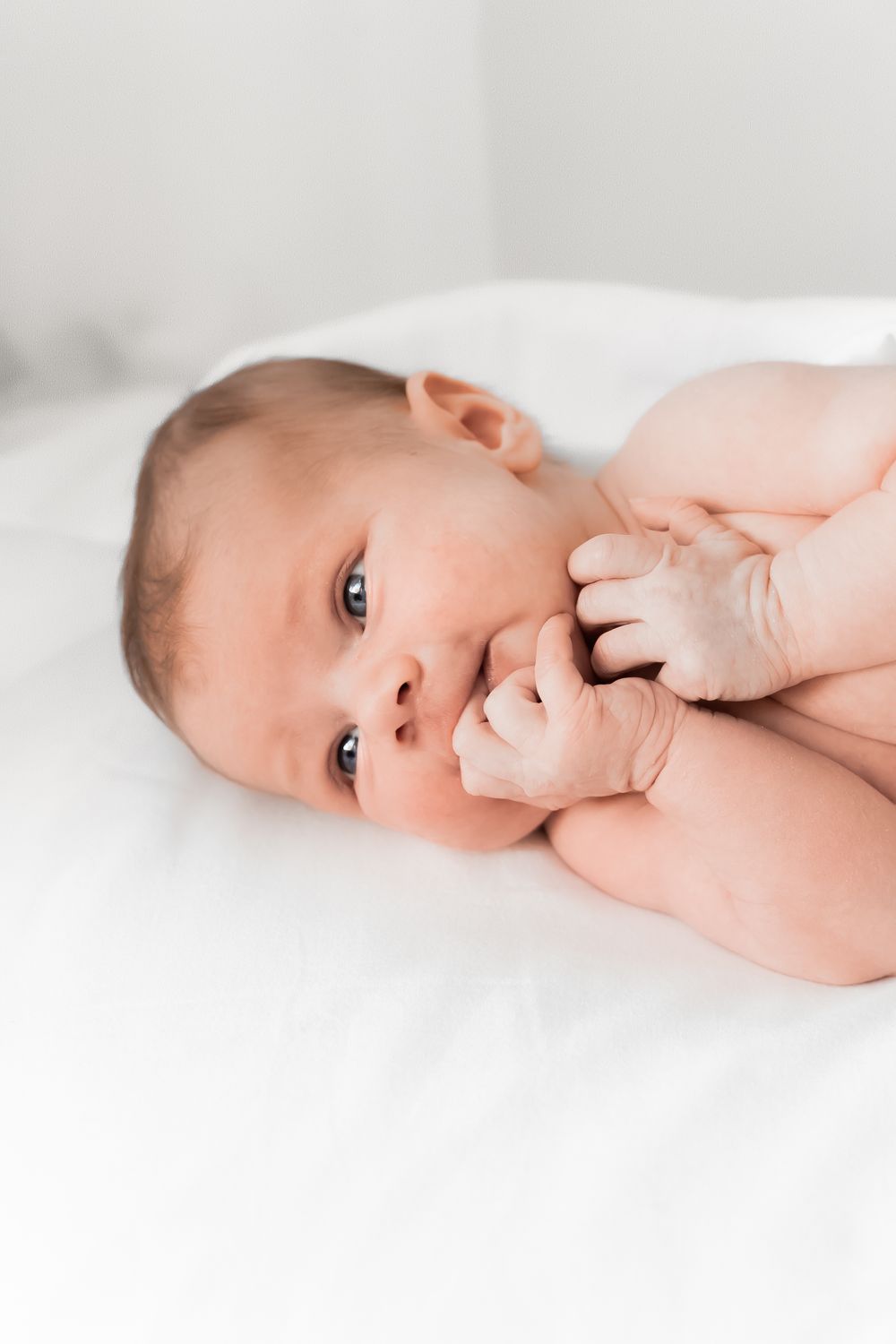 Professionele newbornfotografie in Kortrijk waarbij de eerste bijzondere momenten van jouw baby liefdevol worden vastgelegd. Met een warme e