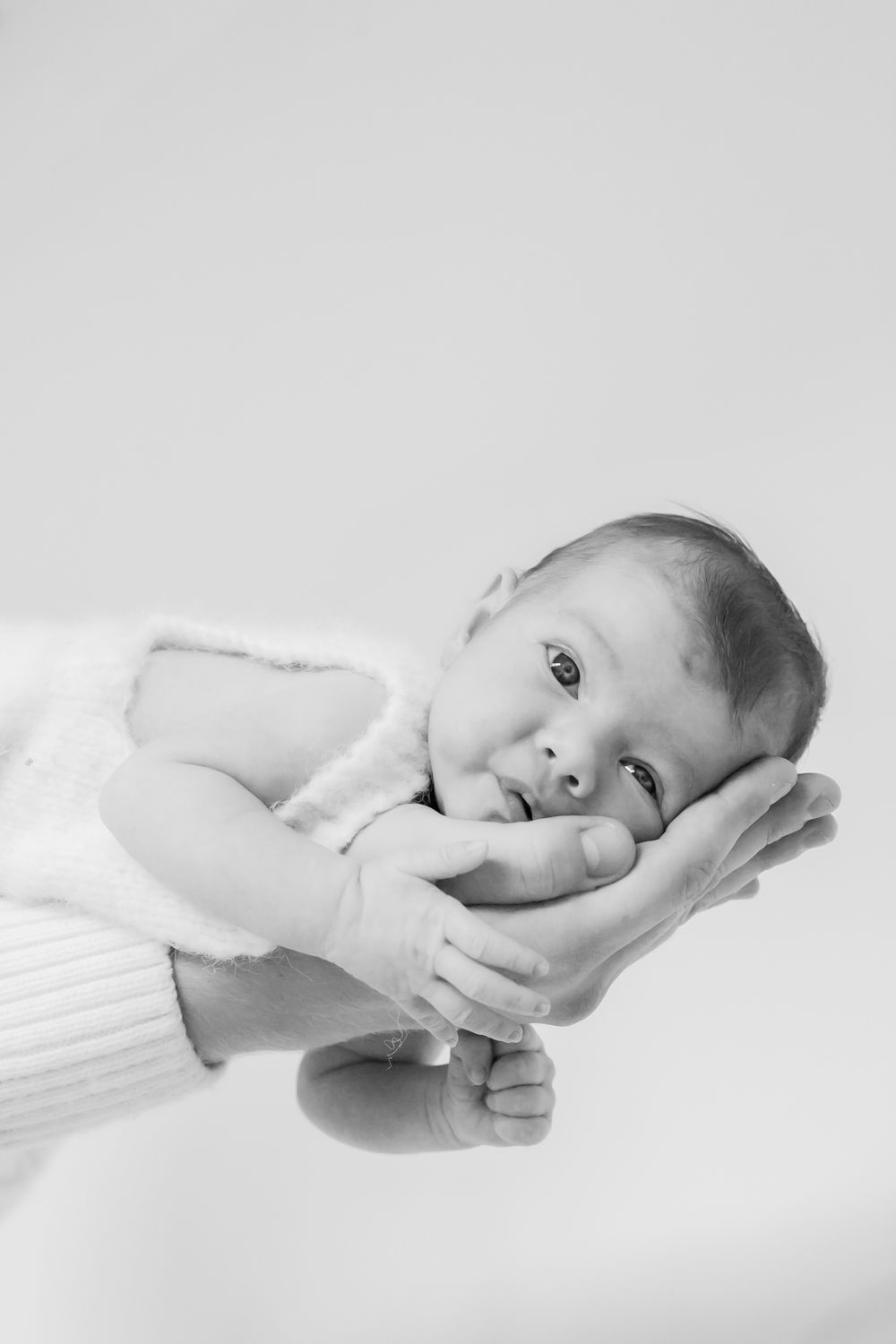 Professionele newbornfotografie in Kortrijk waarbij de eerste bijzondere momenten van jouw baby liefdevol worden vastgelegd. Met een warme e