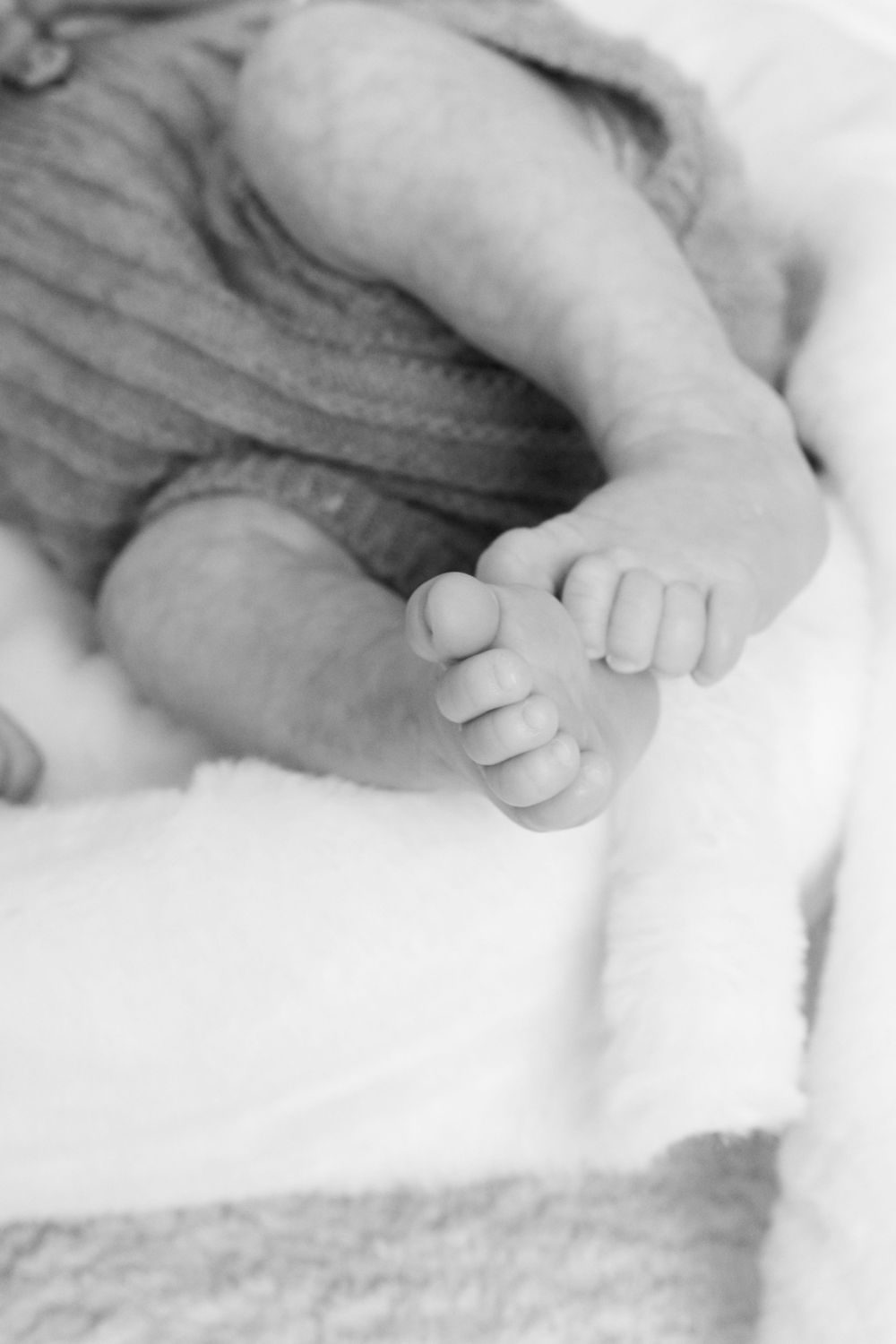 Professionele newbornfotografie in Kortrijk waarbij de eerste bijzondere momenten van jouw baby liefdevol worden vastgelegd. Met een warme e