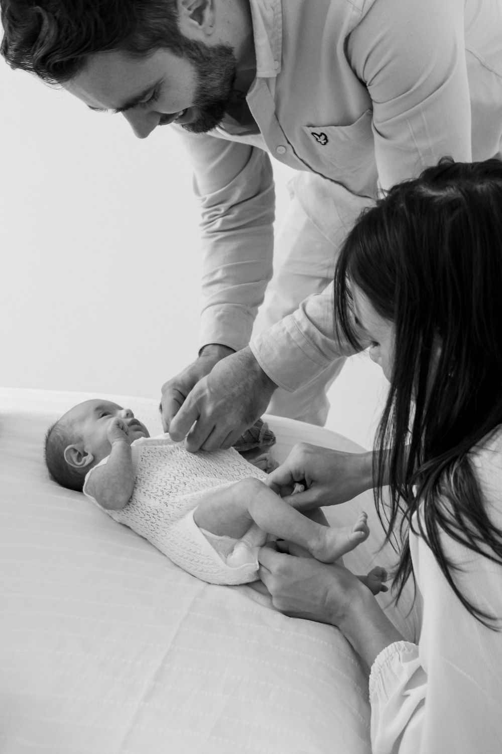 Professionele newbornfotografie in Kortrijk waarbij de eerste bijzondere momenten van jouw baby liefdevol worden vastgelegd. Met een warme e