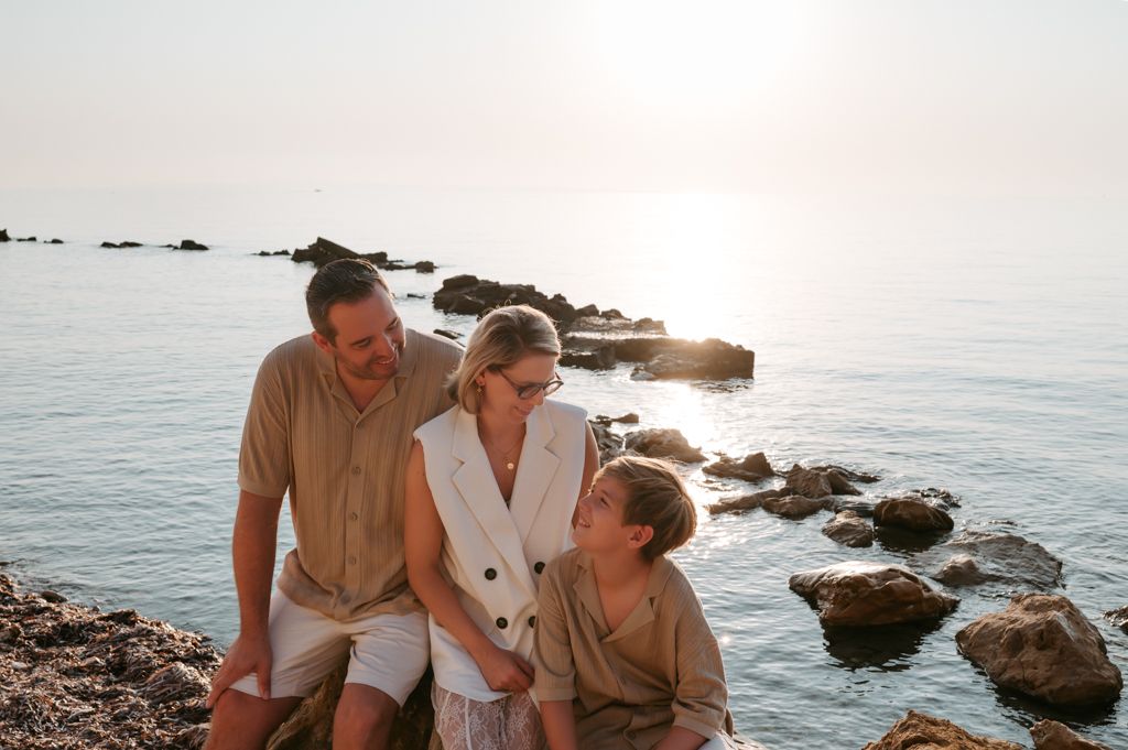 Melissa Stuer Photography Moederschapsfotograaf Moerbeke Oost-Vlaanderen gezin zonsopkomst strand zee mama papa zoon