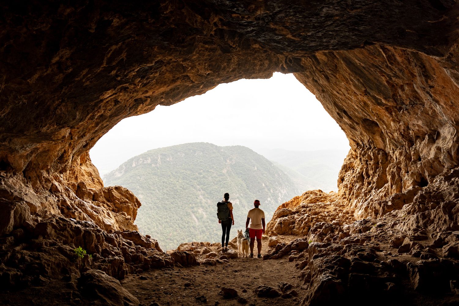 Promeneurs avec leur chien dans la grotte notre dame de vie dans les pyrénées orientales