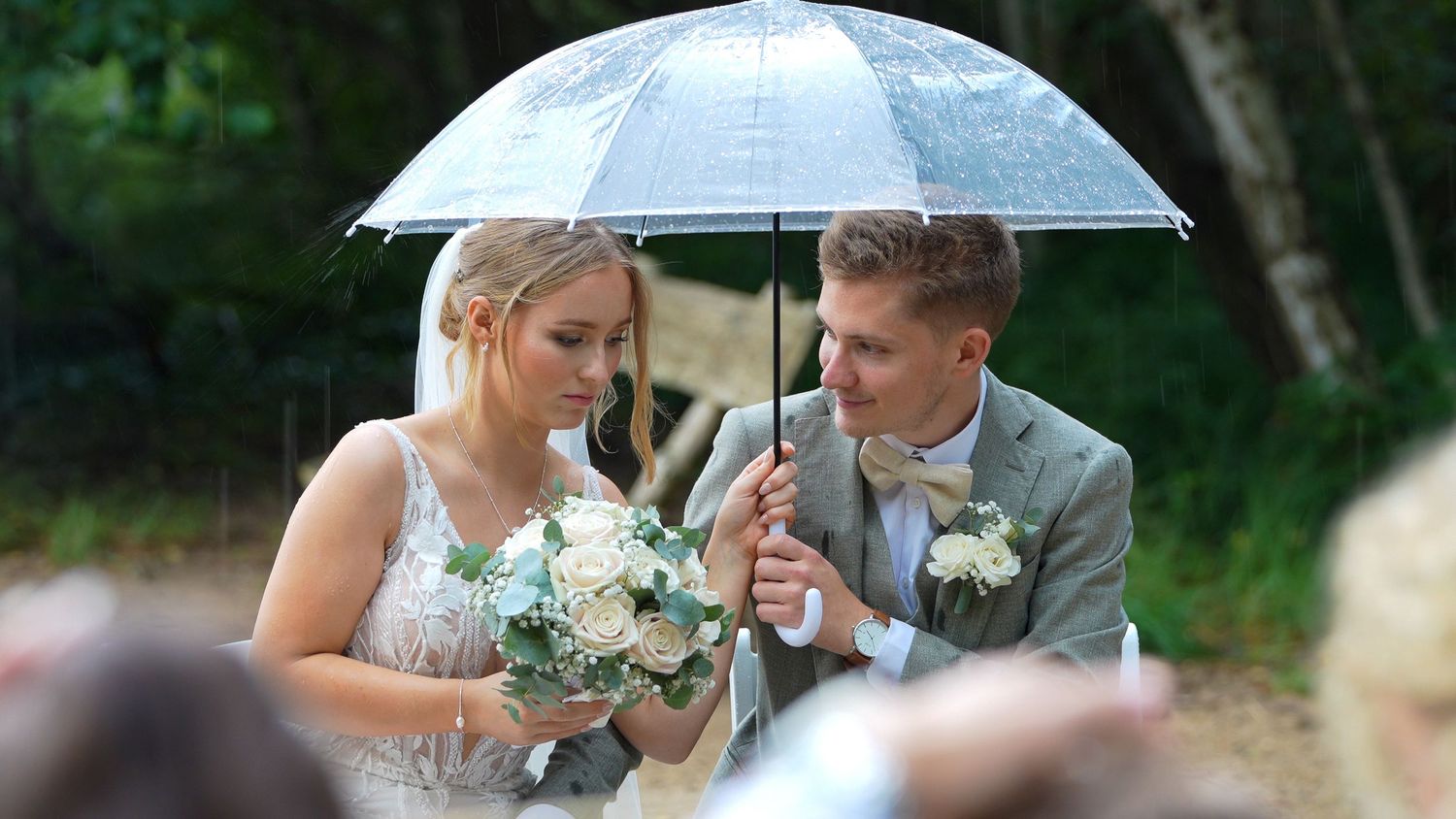 Freie trauung mit regenschirm