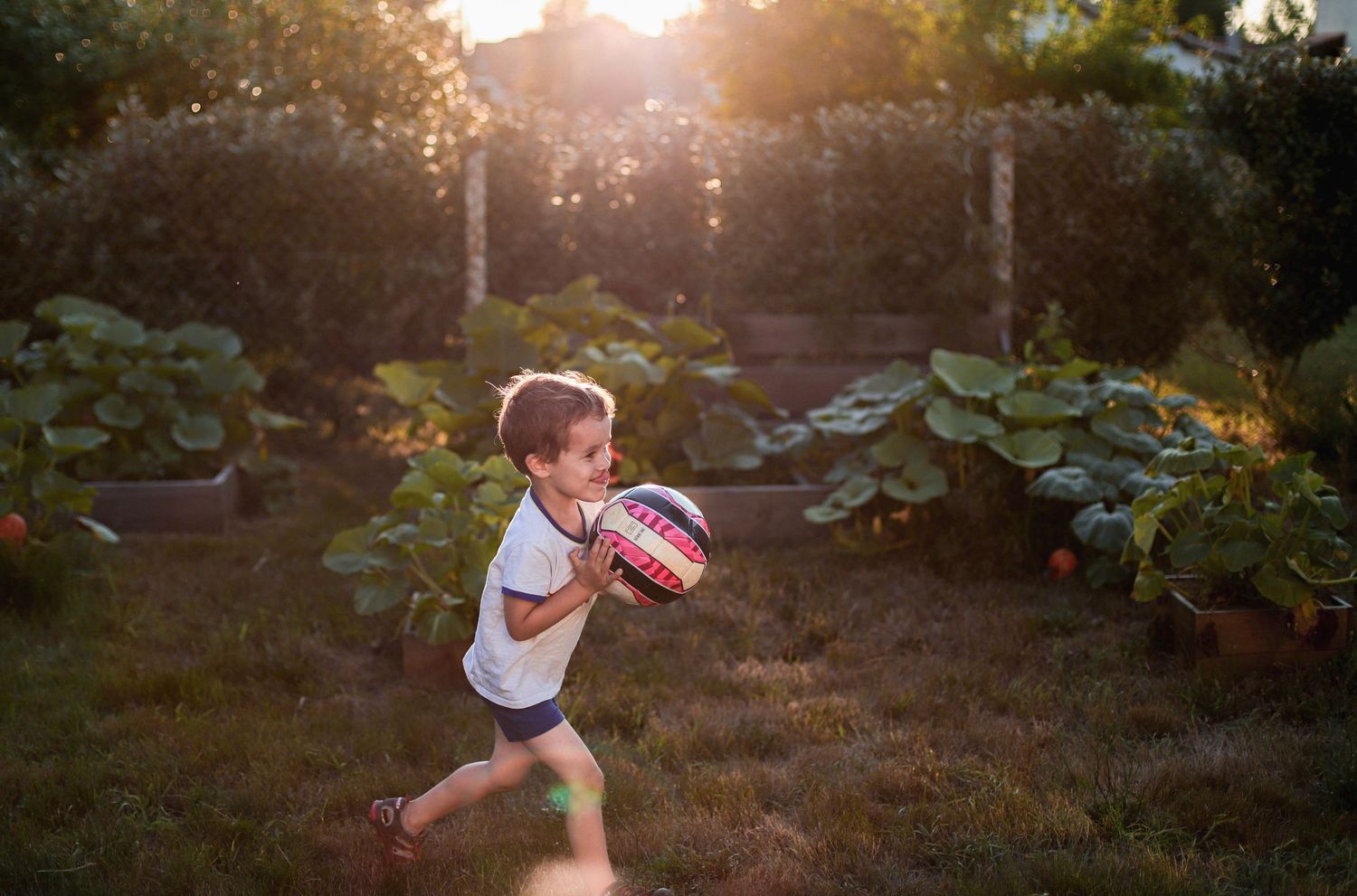 enfant-joue-ballon-coucher-soleil.jpg
Petit garçon jouant avec un ballon au coucher du soleil
Moment de joie et de liberté