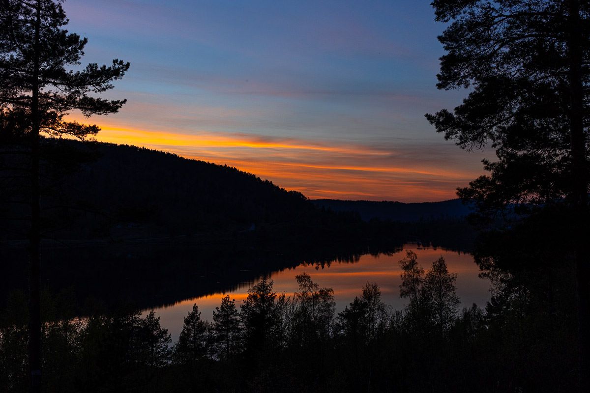 Solnedgang over Lokavannet på Naglestad i Agder i oransje og blåe toner.