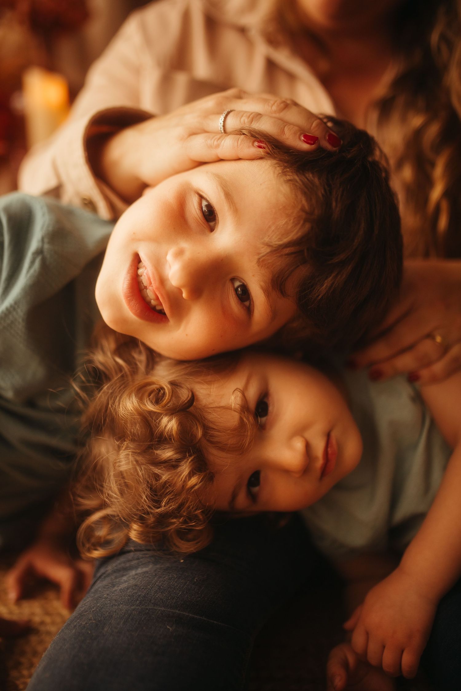 Madre abrazando a sus hijos en sesión lifestyle