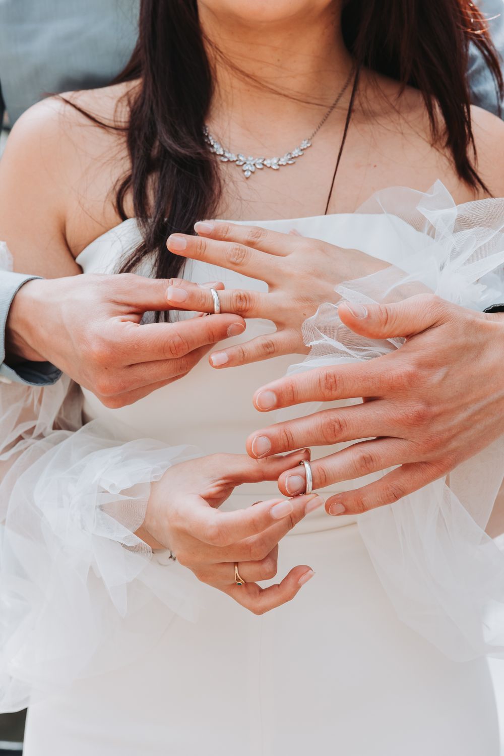 Close-up of wedding rings – emotional wedding detail captured in Utrecht.