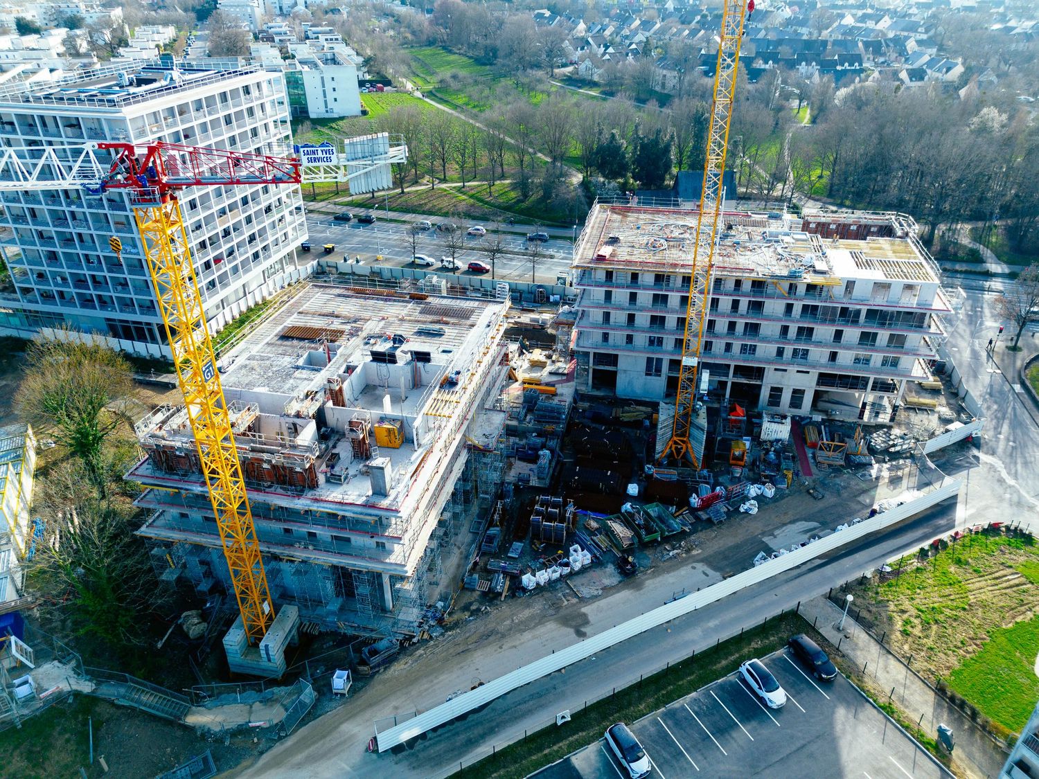 Photographe drone Morbihan – dalle béton et structure bâtiment en construction vue aérienne