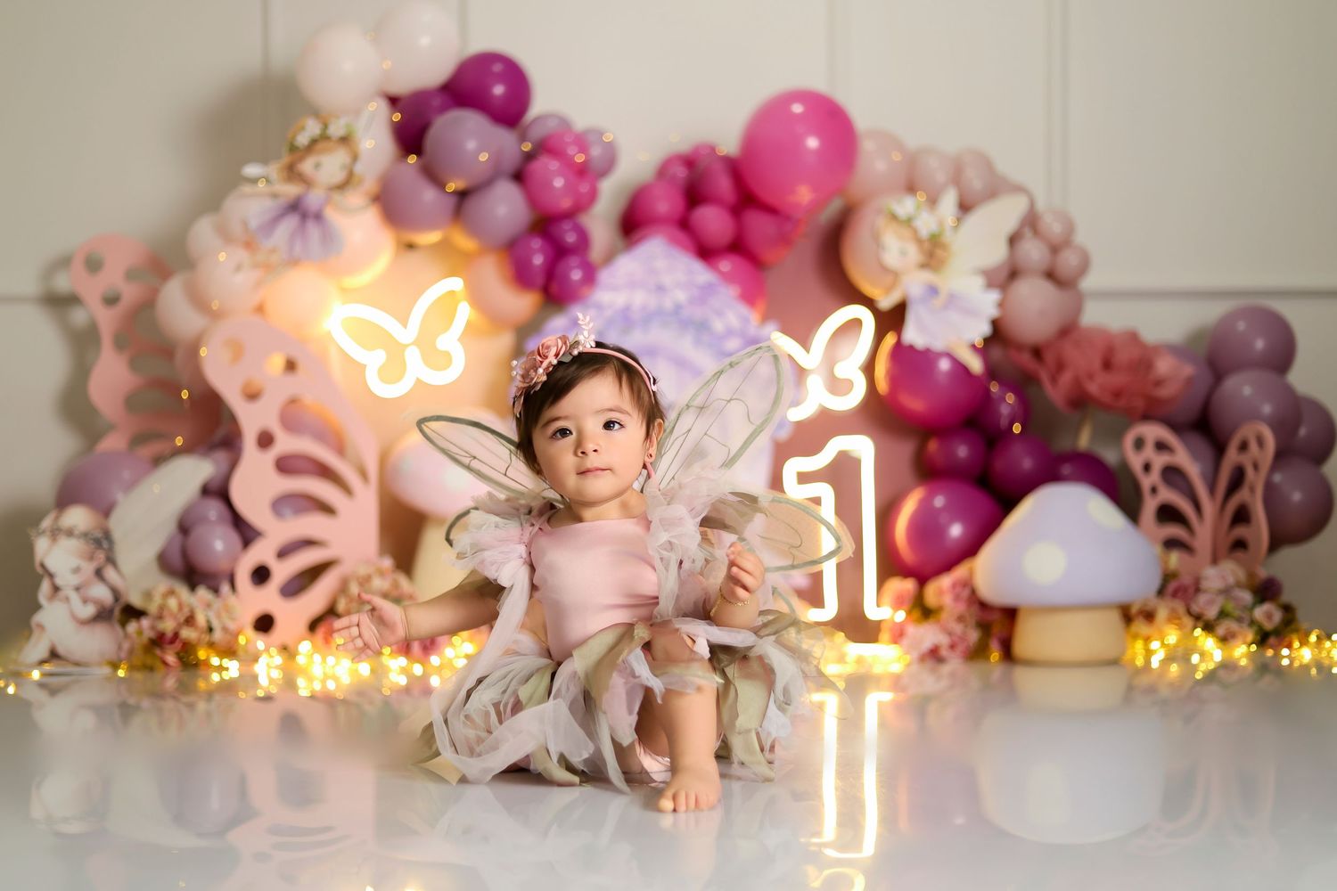 Fotógrafo Cake Smash en Quito para sesión de fotos de primer año con decoración temática y pastel personalizado en estudio.