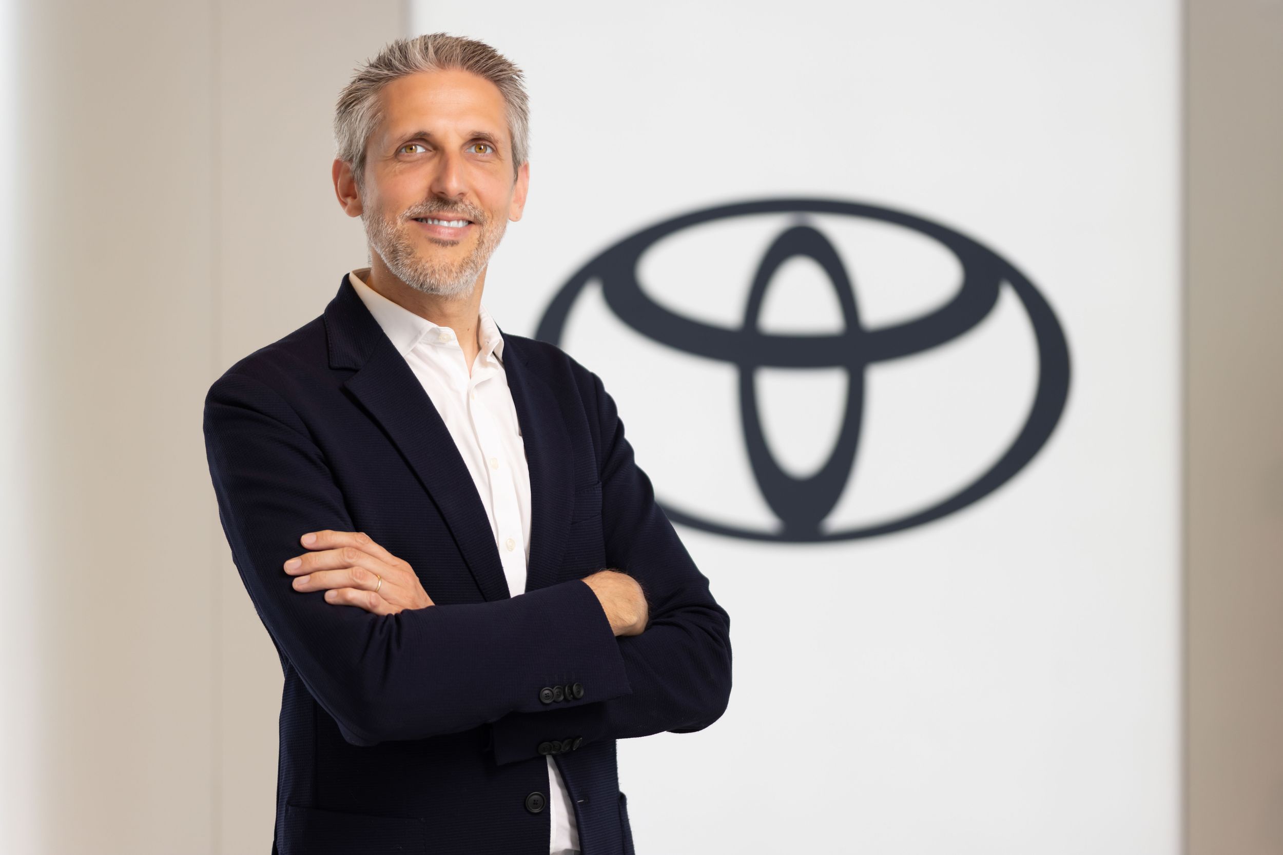 Portrait officiel de Florian Aragon, PDG de Toyota France, réalisé par le photographe Clément Choulot.