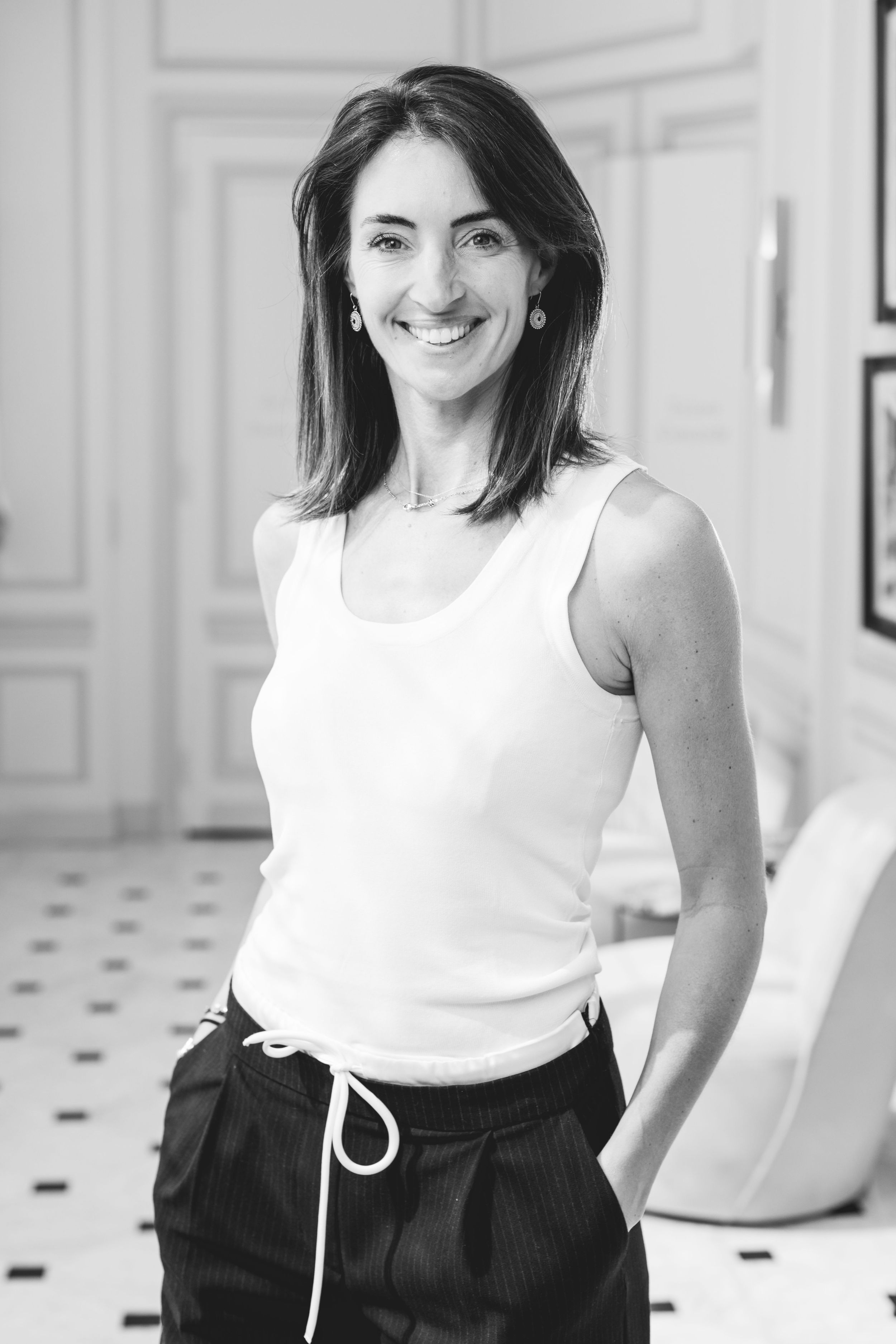 Portrait noir et blanc de Margot Laffite, animatrice Canal+, réalisé en studio par Clément Choulot.