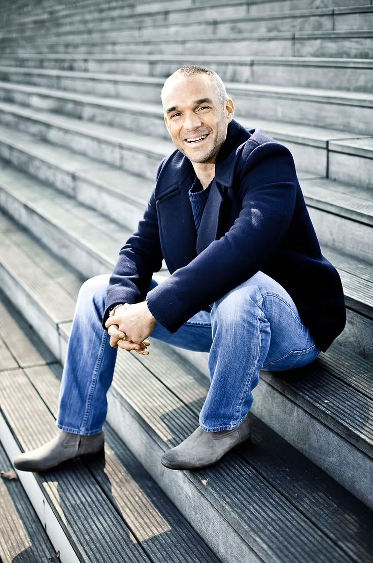 Portrait de l'acteur Philippe Bas en situation sur un escalier, photographie de portrait masculine.