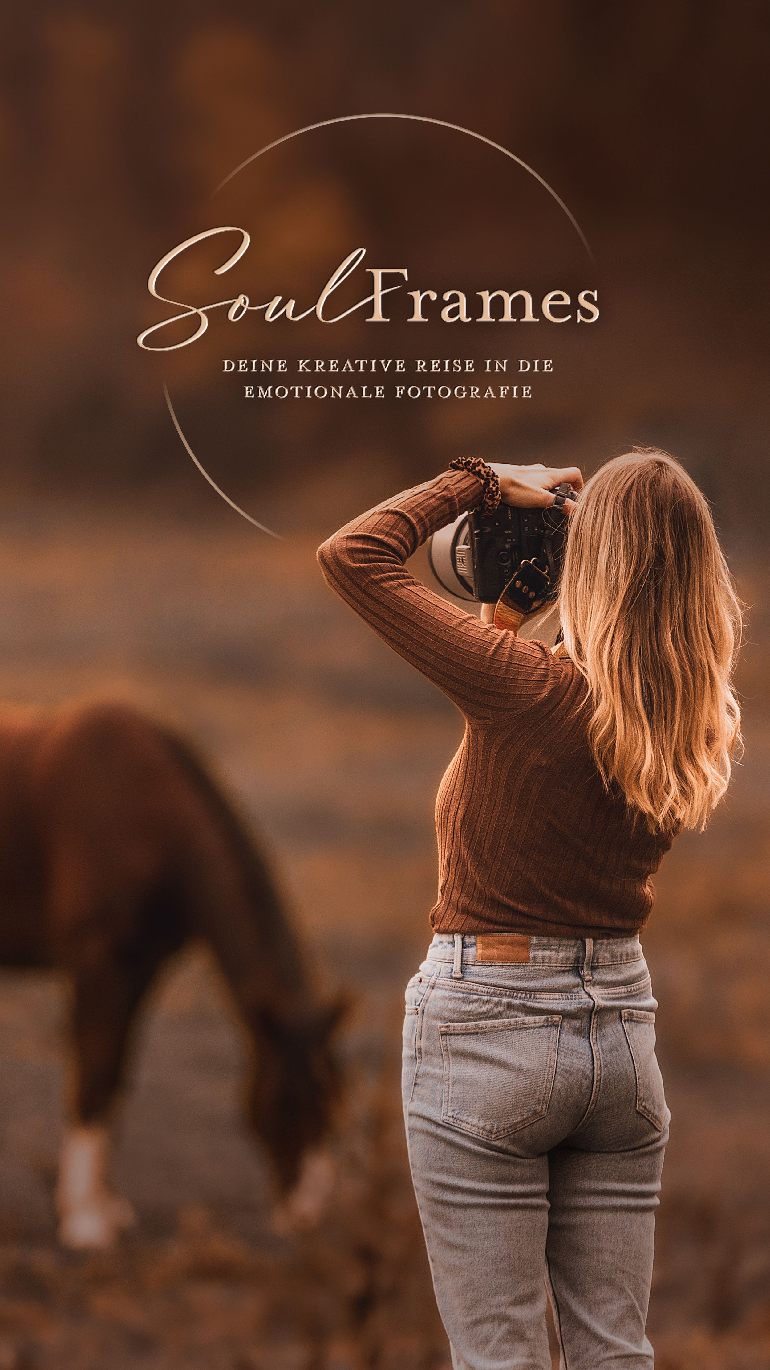 Fotografin in einem braunen PUlli und Jeans fotografiert ein Pferd in herbstlichem Ambiente. SoulFrames – Pferdefotografie-Workshop