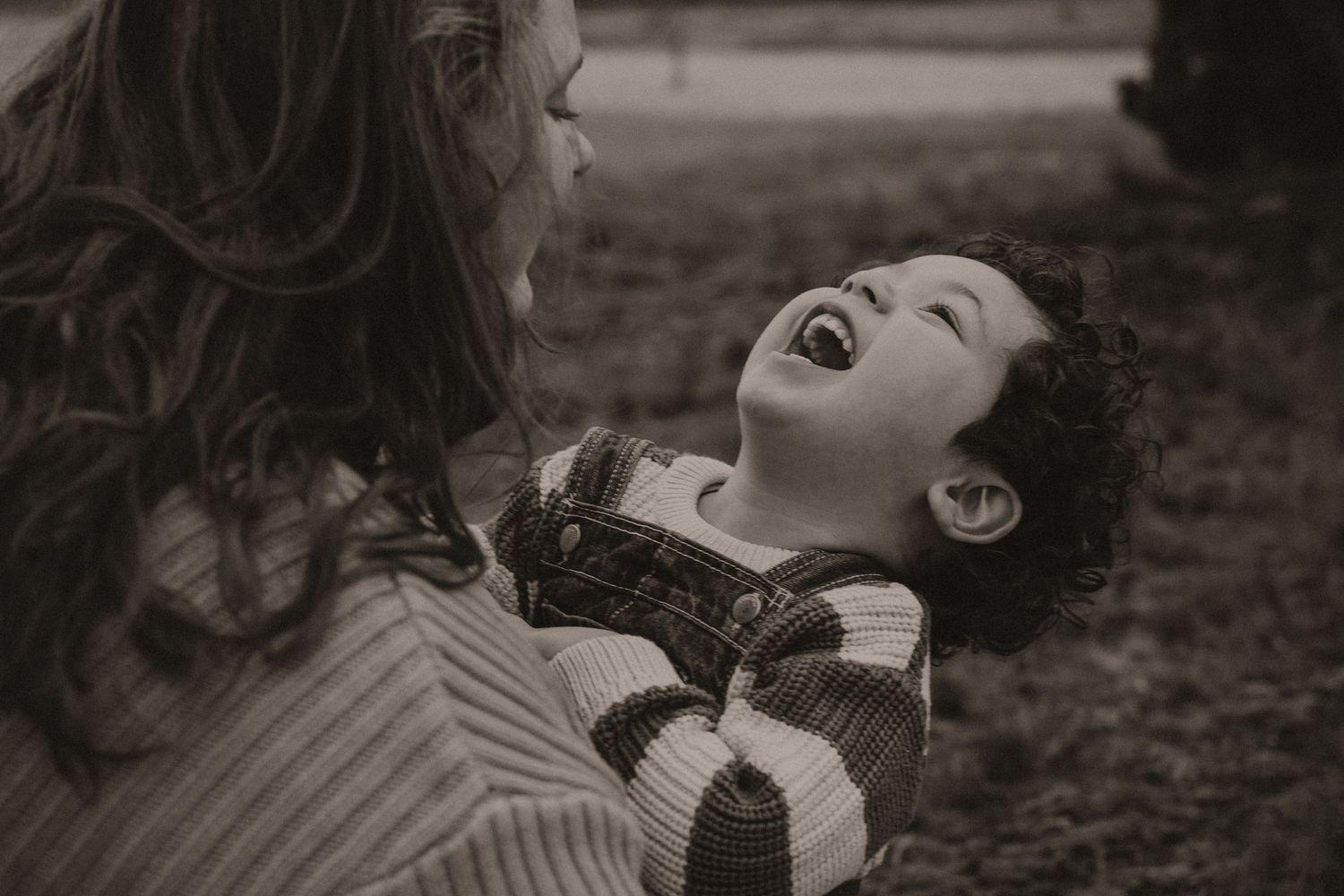 Motherhood Stories moederschap vastleggen fotoshoot met verhaal intieme moederportretten rauw moederschap foto’s en verhaal moederschap