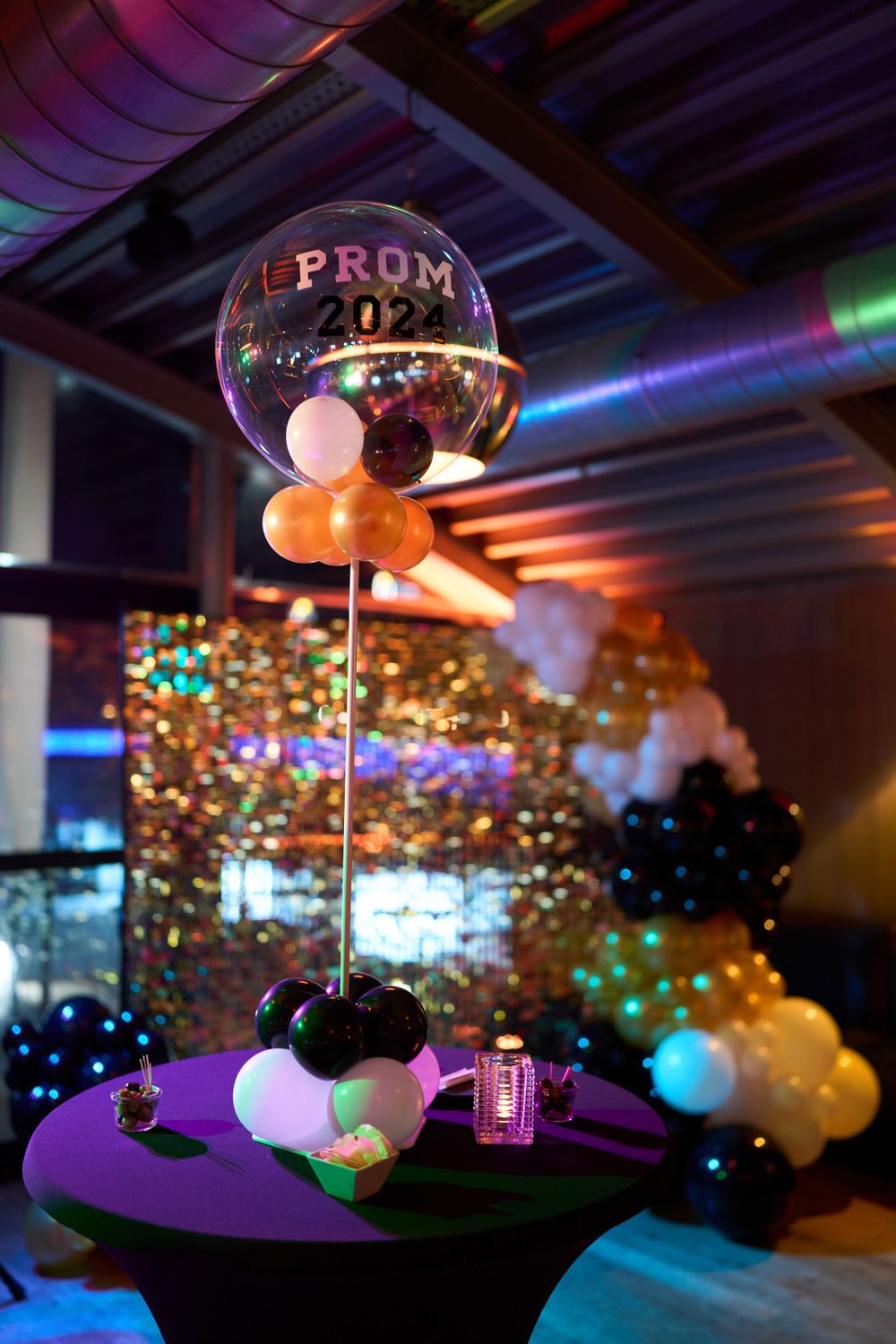 Affichage décoratif de ballons de bal avec des lumières colorées et des décorations de fête.