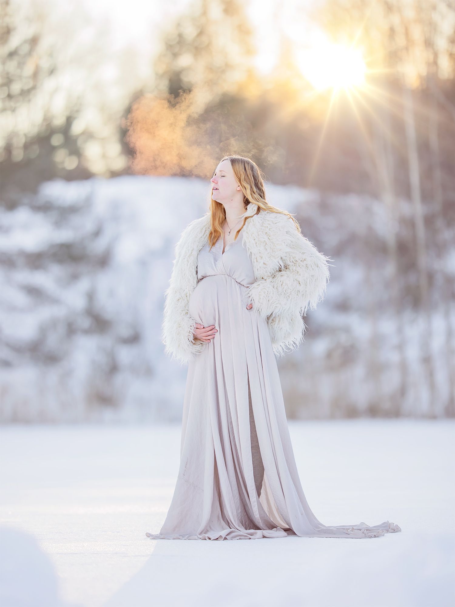 Gravidfotografering i västerås i motljus, ljusa färger . MemoriebyM