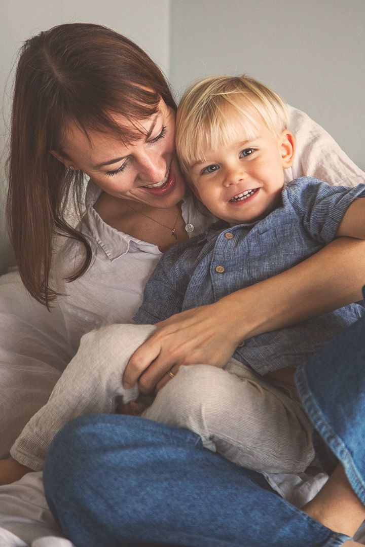 Mamma och son busar tillsammans, naturligt mjukt ljus och jordnära färger. Lite mer dokumentär känsla men spontant och kärleksfyllt.