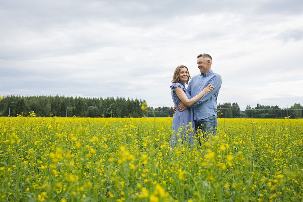 alt="Perhekuvaus rypsipellolla"