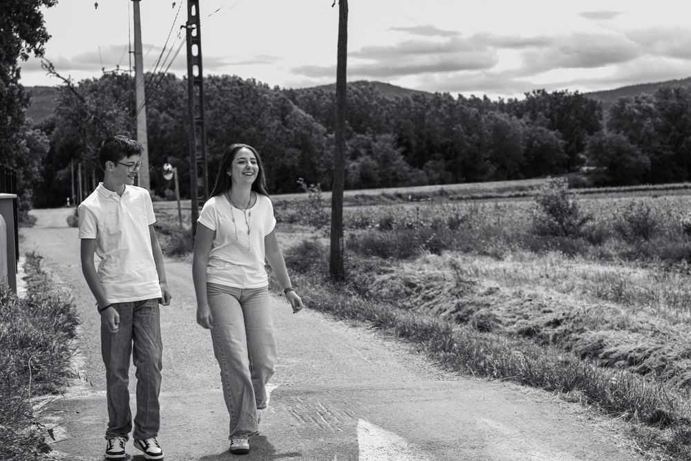 Photo noir et blanc d’une famille en balade dans les vignes près de la Sainte-Victoire