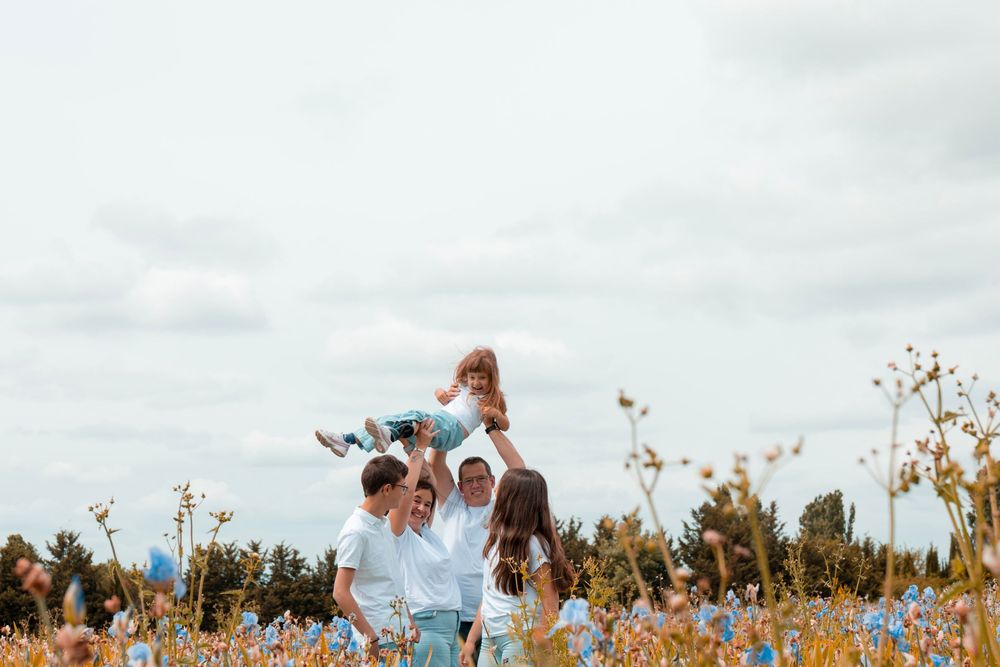 Famille dans un champ d’iris en Provence lors d’un shooting photo au pied de la Sainte-Victoire