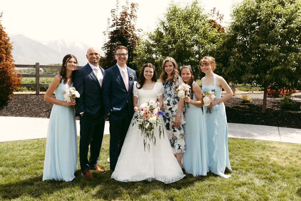 Family Pictures Wedding with smiling Bride and Groom