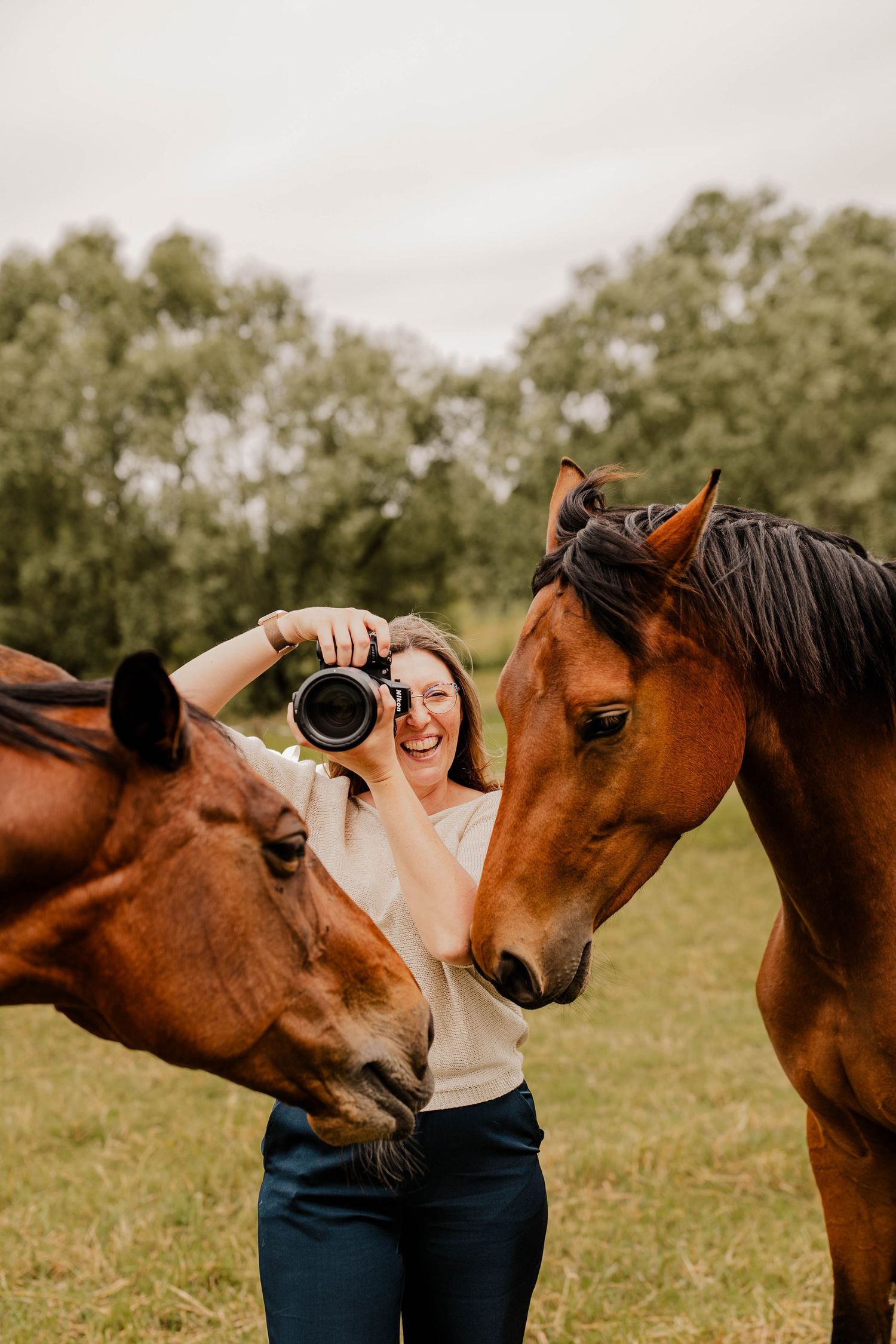 Atina van JA Fotografie, personal branding fotograaf voor dierenondernemers in België, hondenfotograaf en paardenfotograaf