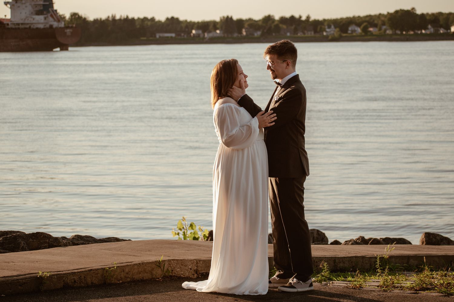 Photographe de mariage à Sorel-Tracy capturant des moments authentiques et lumineux.
Séance photo de mariage naturelle réalisée à Sorel-Trac