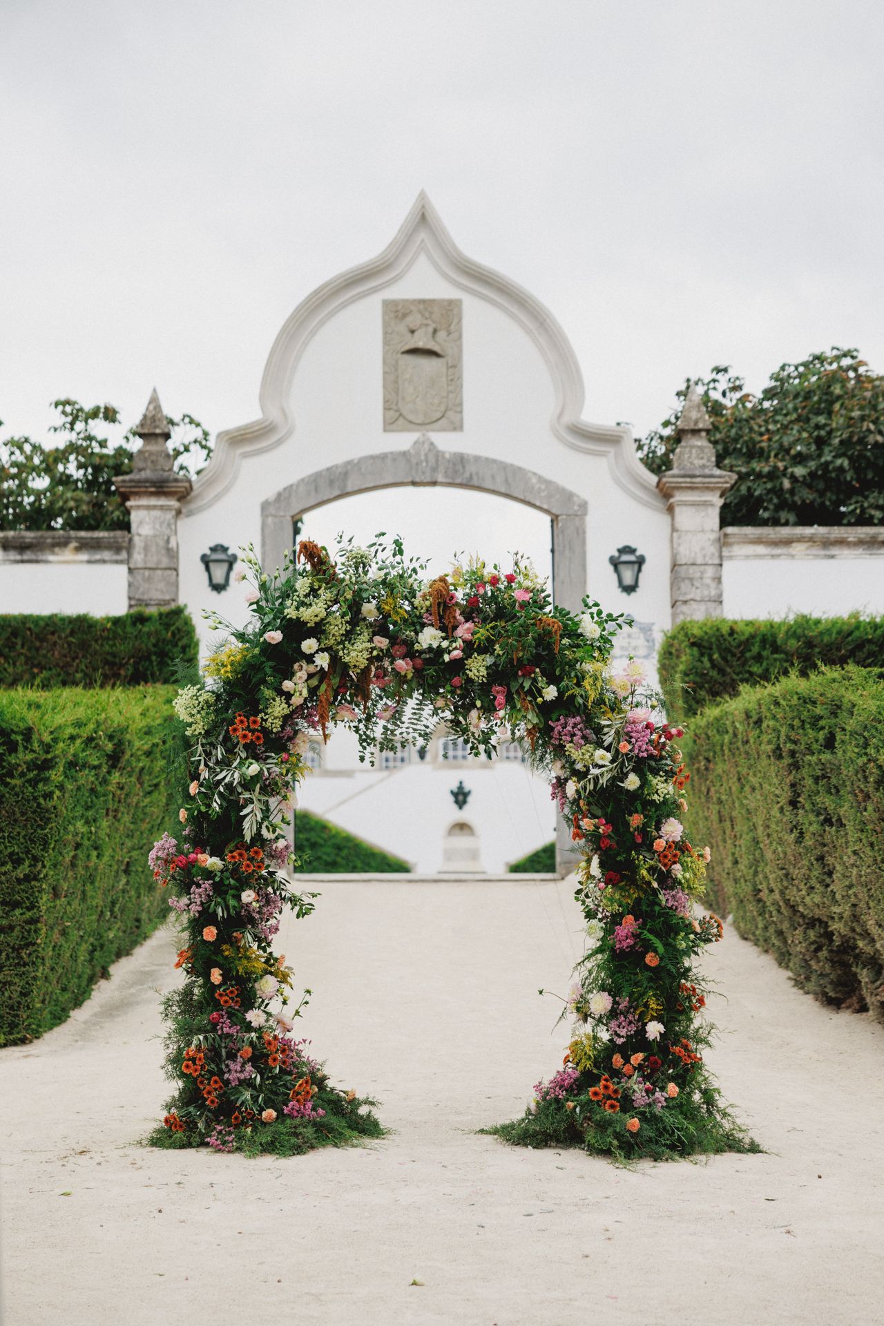 Elegant white archway in an Outdoor wedding ceremony at Quinta Valle do Riacho in Lisbon