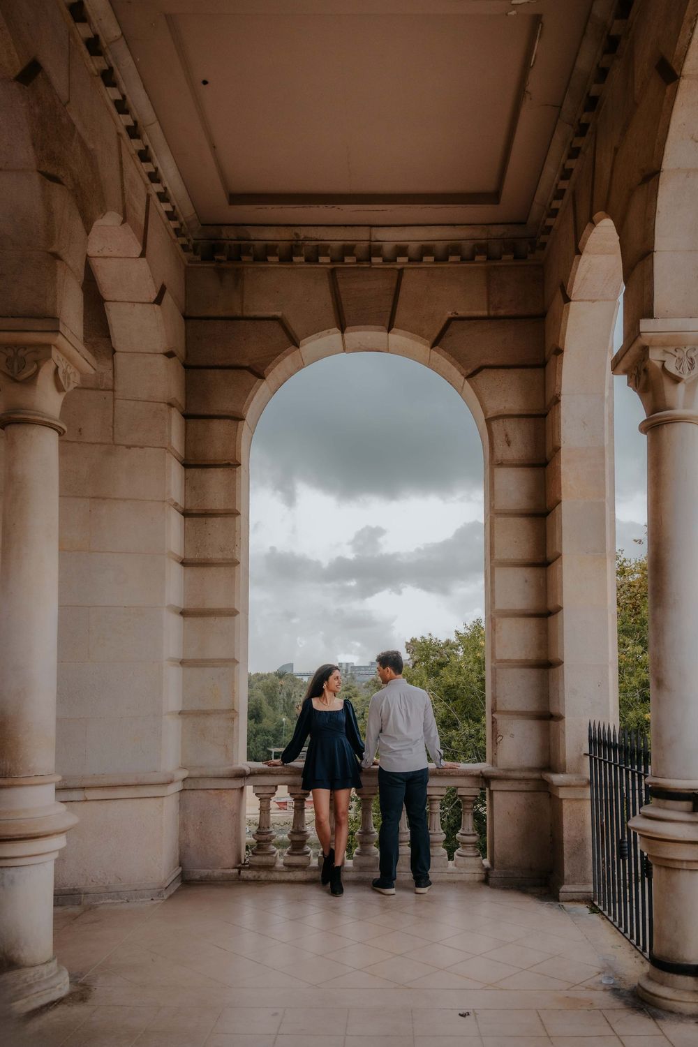 Natural couples photoshoot Barcelona featuring soft cloudy lighting.