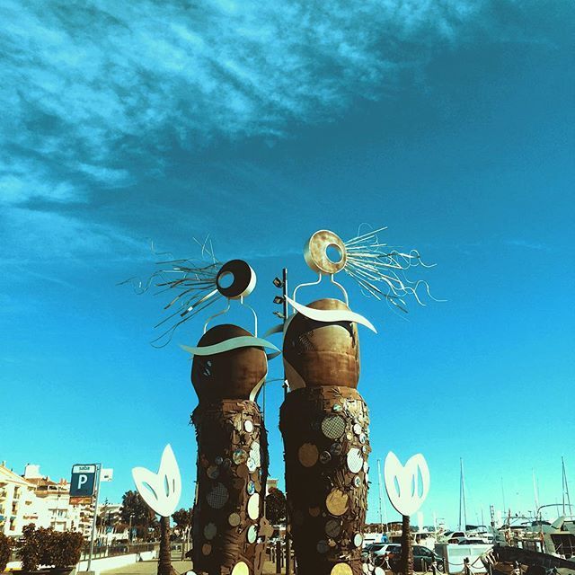 Escultura urbana fotografiada en Cambrils