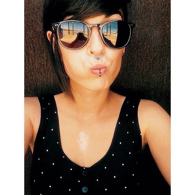 Autorretrato con gafas y actitud desenfadada