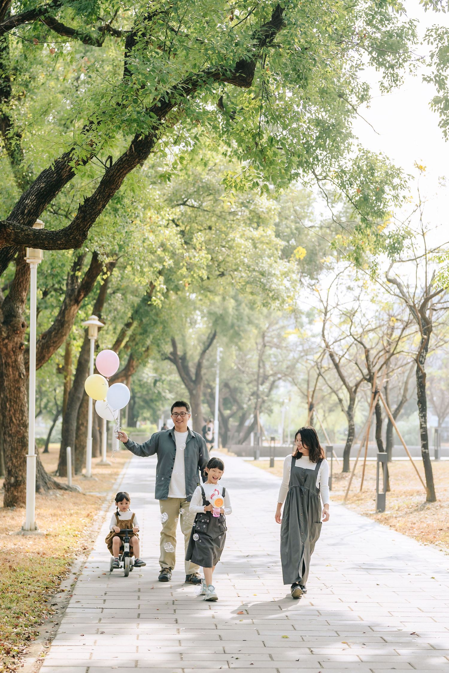 這組家庭寫真以自然互動為核心,記錄一家人在輕鬆氛圍中共同玩樂的模樣。透過棚內與戶外拍攝,捕捉孩子自在跳舞、家人陪伴相處的真實瞬間,不刻意擺拍,呈現最貼近日常的家庭狀態。渴望影像也專注於家庭寫真與親子寫真拍攝,以溫柔光線與生活感構圖捕捉自然的畫面,為每個家庭留下值得珍藏的成長紀錄。