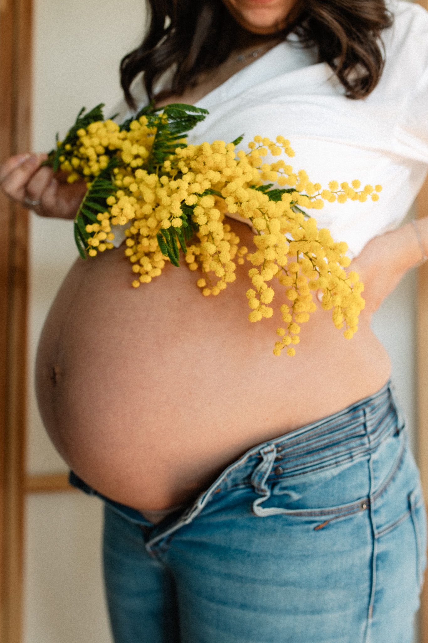 Grossesse et mimosa – séance photo naturelle à Plaisir
