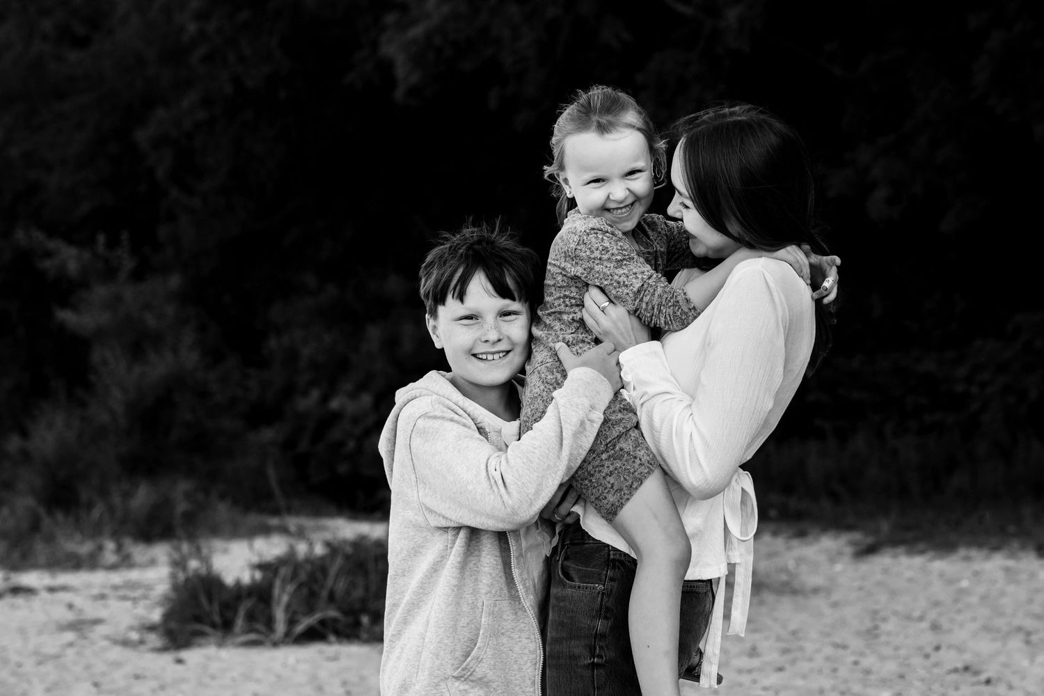 Fotograf Randers Fotografering søskende strand Århus. Børnefotograf Jane Søndberg. Familiefotograf. Skønne billeder af dine børn.