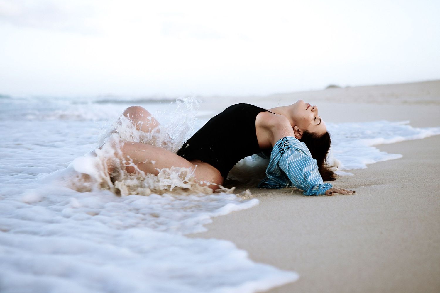Lifestyle portrait on Corralejo beach - Professional portrait photographer in Fuerteventura and Lanzarote photoFuerte
