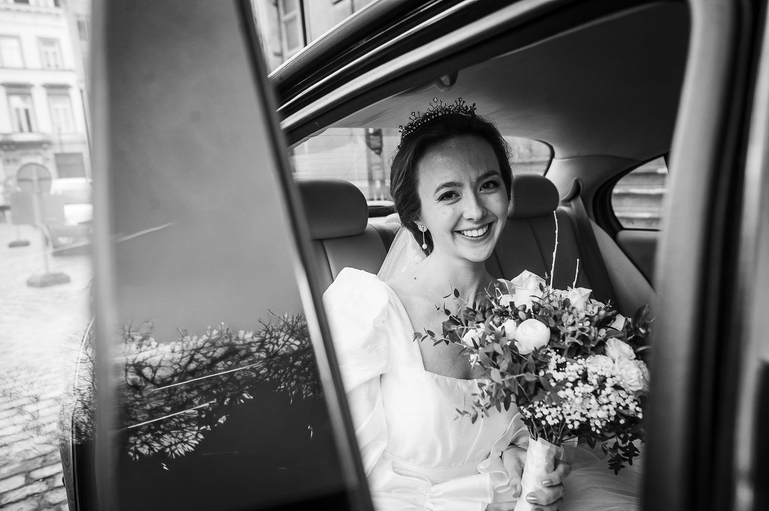 La mariée à la sortie de l'église lors d'un mariage à Terblock