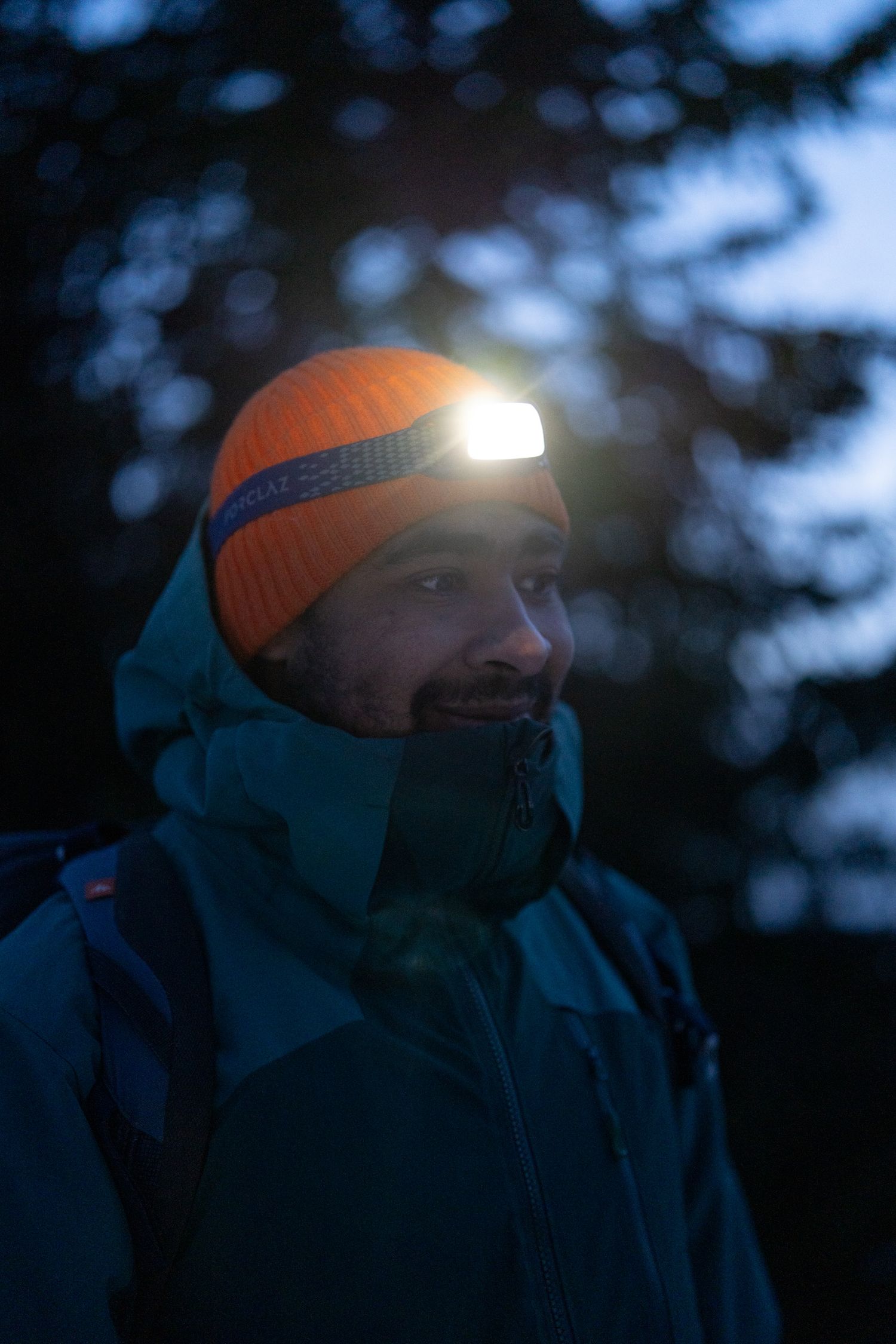 Photo d'un homme lors d'une randonnée vers le village d'igloo à Annecy