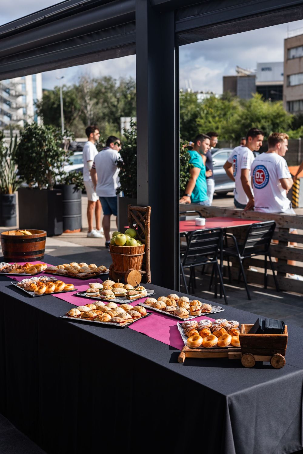 Fotografía de eventos de motor en Barcelona. Imágenes que destacan historia, diseño y valor de vehículos únicos.