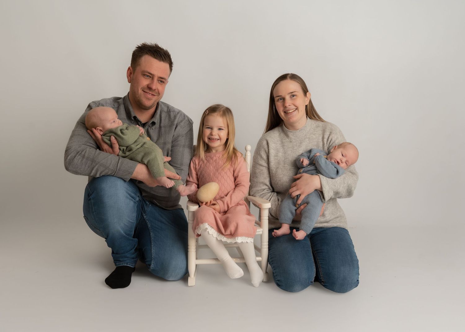 Nyfødt kan fint kombineres med familiebilder i studio