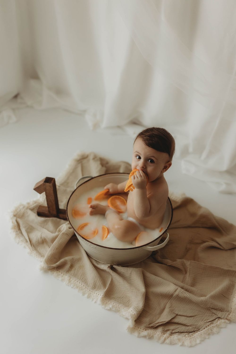 First birthday cake smash session in home studio Vilvoorde 1800 near Brussels