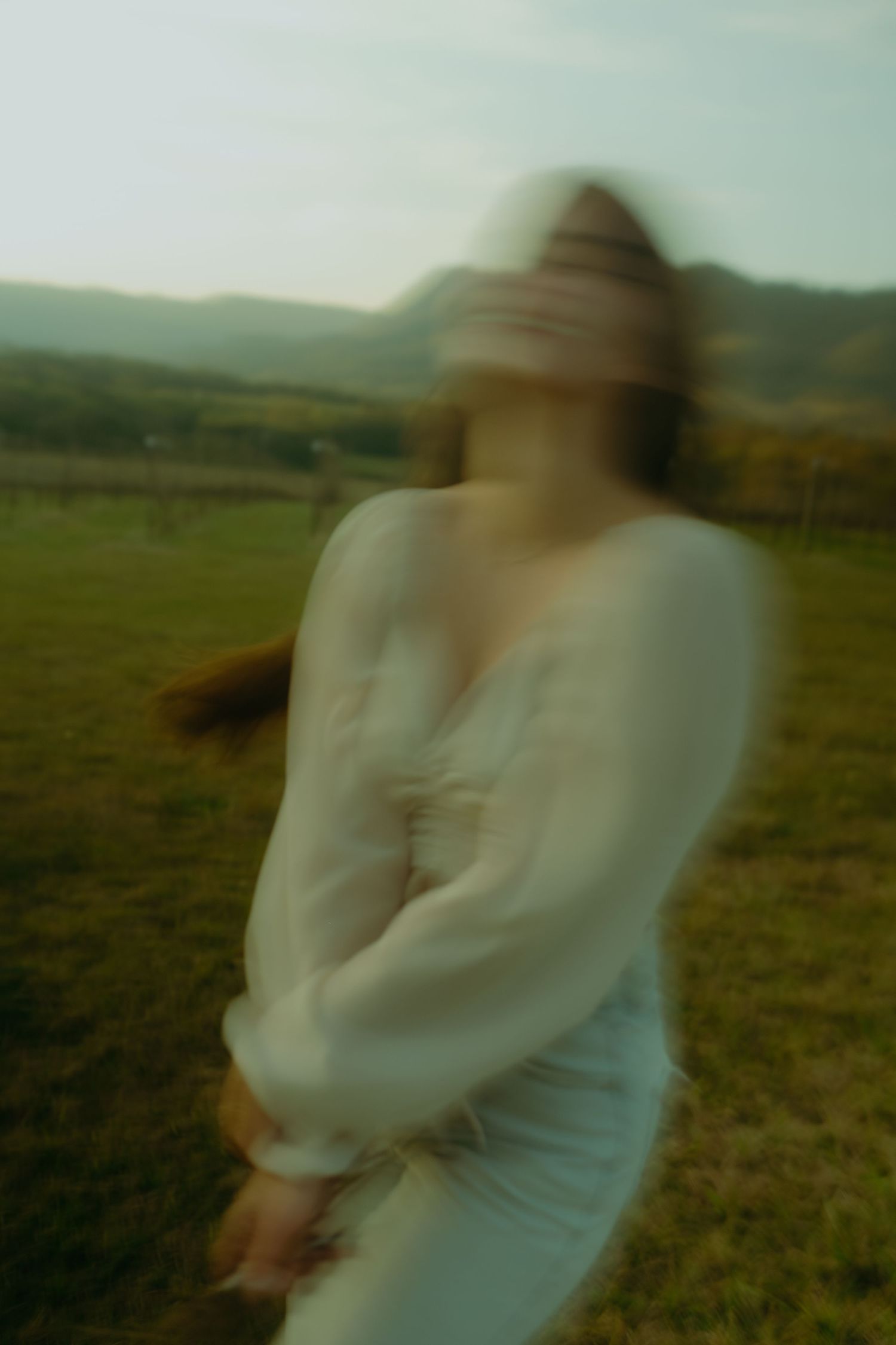 Ensaio feminino intimista e autêntico, ensaio no campo, natureza, fotografia genuína. Retrato feminino. Lembranças da própria história.