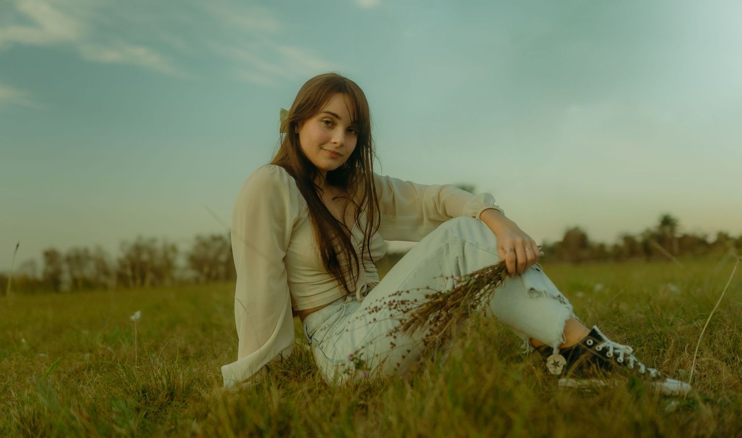Ensaio feminino intimista e autêntico, ensaio no campo, natureza, fotografia genuína. Retrato feminino. Lembranças da própria história.